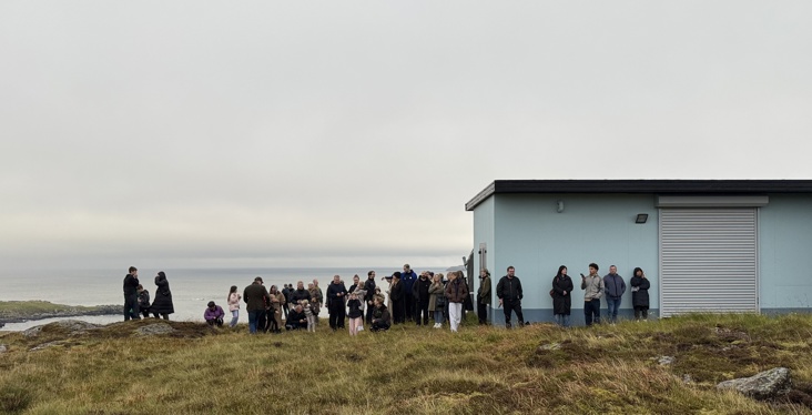 Fólk hyggja vestureftir undir sólarmyrkingini.