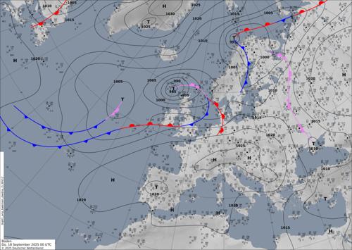 18. September: Eitt lágtrýst, 985 hPa, beint sunnan fyri Føroya Banka fer í eystan beint suður um Føroyar og hevur við sær regn og vind í Føroyum og Skotlandi hendan dagin.